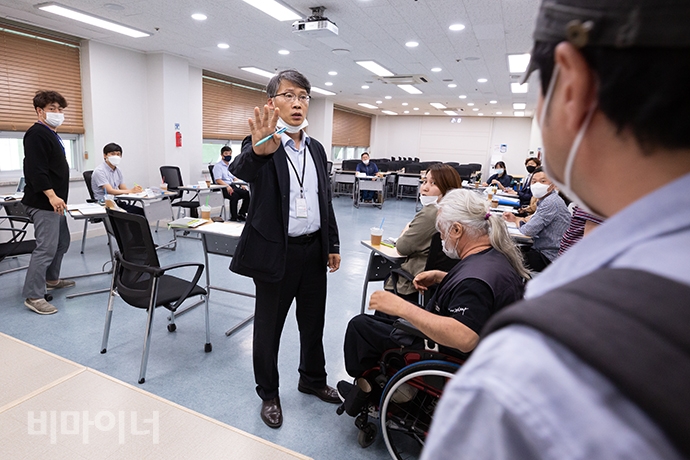 10일 오후 경기도장애인복지종합지원센터에서 열린 ‘평택 사랑의 집과 평강타운 학대피해장애인 지원계획 회의’에 장애계가  기습방문했다. 회의를 주관하던 송남영 경기도장애인권익옹호기관 관장이 자리에서 벌떡 일어나 장애인 활동가들을 막아서는 모습. 사진 박승원
