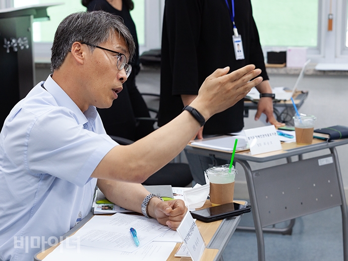 송남영 경기도장애인권익옹호기관 관장이 “어떤 내용으로 회의하는 줄 알고 들어왔습니까? 나가세요! 회의에 초대받지 못한 분들은 나가세요!”라고 말하는 모습. 이에 박경석 이사장이 “저도 회의 내용이 궁금해서 왔습니다”라고 받아쳤지만, 회의자료는 비공개자료라며 끝끝내 설명하지 않았다. 사진 박승원 