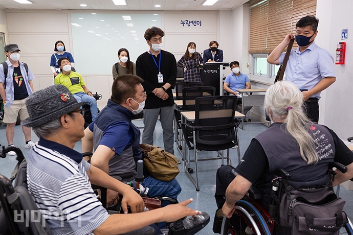 회의가 무산된 뒤에도 장애인 활동가들은 남상길 경기도 장애인복지과 권익지원팀 주무관 앞으로 찾아가 “경기도장애인권익옹호기관의 학대피해장애인 지원계획에 책임 있는 답변을 해달라”고 요구했다. 남 주무관은 “국장님과 이야기를 나눠보겠다”라고 말하고는 가방을 메고 자리를 떠났다. 사진 박승원