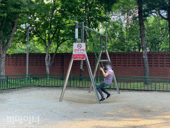 아파트 놀이터에서 그네를 타는 정아 씨. 사진 이가연