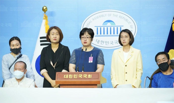 발달장애인 부모 정순경 씨가 발언하는 모습. 사진 장혜영 의원실 제공 발달장애인 부모 정순경 씨가 발언하는 모습. 사진 장혜영 의원실 제공