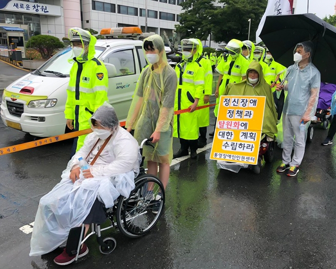 24일 오후 2시 창원시청 앞 창원광장에서 정신장애인 폭행사망 사건 일으킨 합천 고려병원에 즉각 폐쇄와 탈원화 지원체계 마련을 촉구하는 전국결의대회가 경남장애인자립생활센터협의회 등 세 개 장애인단체 주관으로 열렸다. 사진 경남협의회 제공