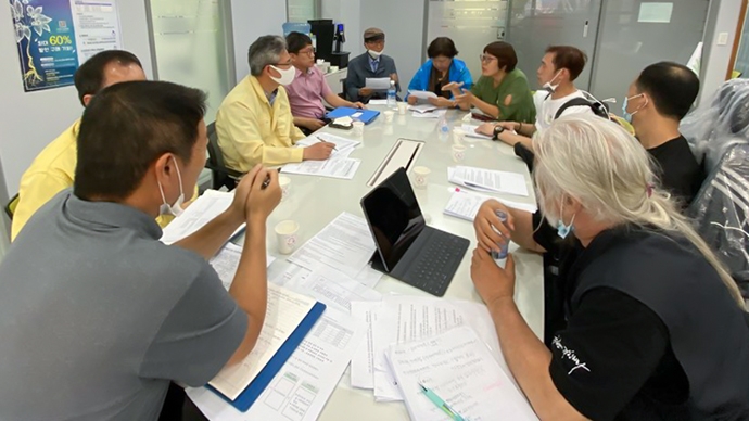 경남장애인자립생활센터협의회(아래 경남협의회) 등 장애단체가 경남도청 관계자와 면담하는 모습. 면담에는 신종우 복지보건국 국장도 참여했다. 사진 경남협의회 제공