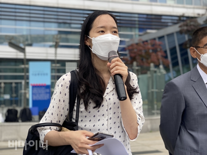 원고측 변호를 맡은 곽예람 법무법인 오월 변호사가 발언을 하고 있다. 사진 이가연
