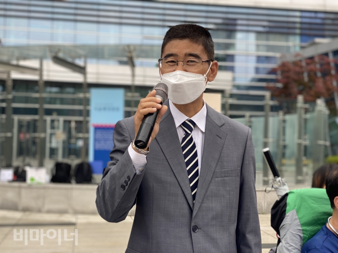 사건의 피해 당사자인 강성운 씨가 발언을 하고 있다. 사진 이가연 