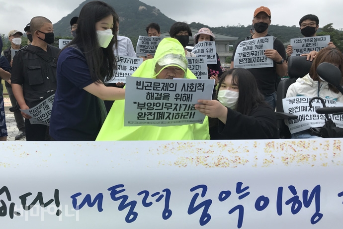 김명학 노들장애인자립생활센터 활동가가 기자회견문을 낭독하고 있다. 사진 허현덕