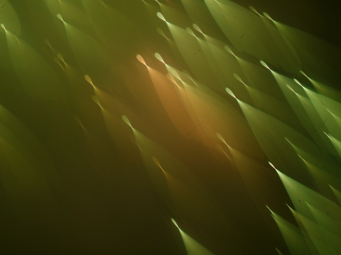 어둠 속에 초록, 주황의 빛들이 사선으로 퍼져 있다. 사진 언스플래시 