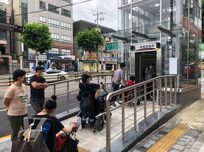 지난 22일 서울지하철 8호선 남한산성입구역에 이어, 30일에 6호선 상수역에도 엘리베이터가 개통됐다. 상수역 개통식 참가자가 엘리베이터 시승을 위해 줄 서 있다. 사진 서울장애인차별철폐연대