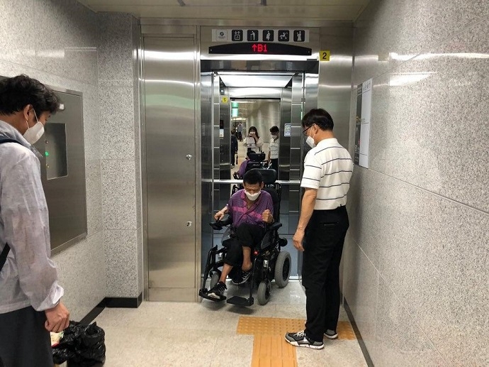 휠체어이용자가 상수역 엘리베이터에서 내리고 있다. 사진 서울장애인차별철폐연대 