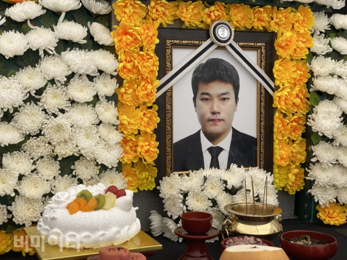 지난 28일, 고 김재순 노동자의 26번째 생일날 광주고용노동청 앞에서 생일제가 치러졌다. 고인의 영정사진 앞에 과일과 생일케이크가 놓여져있다. 사진 이가연 지난 28일, 고 김재순 노동자의 26번째 생일날 광주고용노동청 앞에 마련된 분향소에서 생일제가 치러졌다. 고인의 영정사진 앞에 과일과 생크림 케이크가 놓여져있다. 사진 이가연