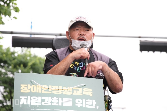 1일, 장애등급제 단계적 폐지 1년을 맞아 전국장애인야학협회가 서울지방조달청 앞에서 ‘장애인 평생교육법’ 제정을 요구하는 결의대회를 열었다. 결의대회에서 김명학 노들장애인야학 학생이 장애인 평생교육법 제정의 중요성에 대해 발언하고 있다. 사진 강혜민
