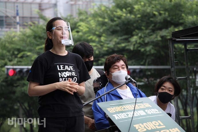 최용기 한국장애인자립생활센터협의회 회장이 사회적 고립과 단절을 해소하기 위한 장애인 평생교육 권리에 대해 발언하고 있다. 사진 강혜민