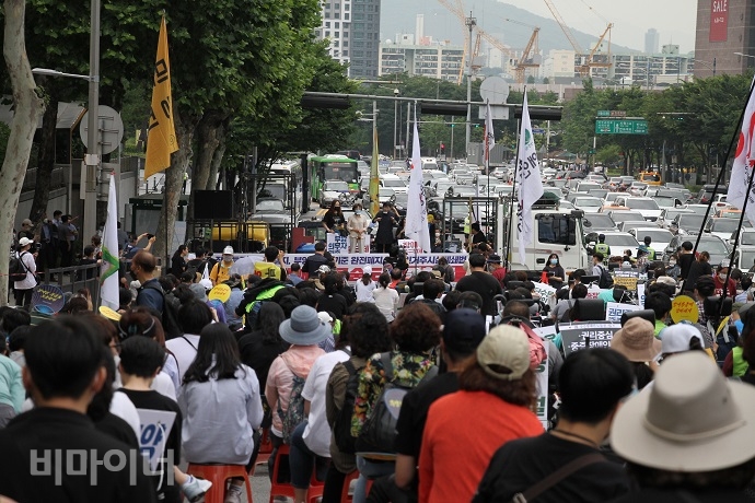 전국에서 1000여 명의 장애인활동가들이 서울지방조달청 앞으로 집결했다. 사진 강혜민