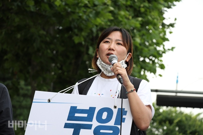 김윤영 빈곤사회연대 사무국장이 발언하고 있다. 사진 강혜민