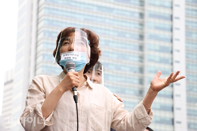 서미화 전남장애인차별철폐연대 상임대표가 발언하고 있다. 사진 강혜민