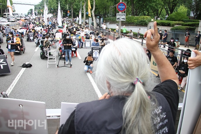 1일 오후 3시, 전국장애인차별철폐연대는 서울지방조달청 앞에서 결의대회를 열고, ‘가짜’ 장애등급제 폐지를 규탄하고 ‘진짜’ 폐지를 위한 투쟁을 예고했다. 사진 강혜민