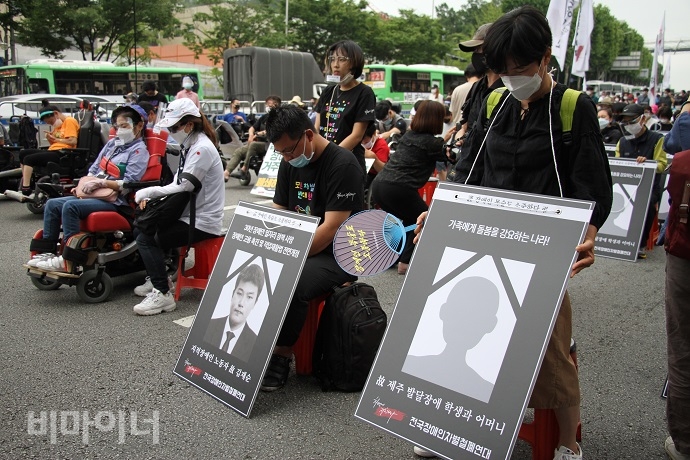 참가자들이 사회적 죽음을 당한 장애인을 향한 추모의 묵념을 하고 있다. 사진 강혜민