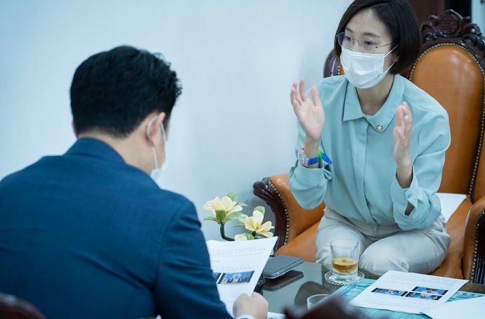 장혜영 의원이 2일 면담에서 복기왕 국회의장 비서실장에게 ‘장애포괄적 국회 운영 요구(안)’을 설명하고 있다. 사진 장혜영 의원실 장혜영 의원이 2일 면담에서 복기왕 국회의장 비서실장에게 ‘장애포괄적 국회 운영 요구(안)’을 설명하고 있다. 사진 장혜영 의원실