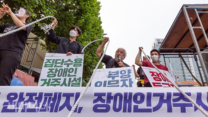 박경석 이사장이 밧줄을 들고 장애등급제 폐지, 부양의무자 폐지, 장애인 거주시설을 폐지하는 투쟁에 함께하자고 외치고 있다. 사진 박승원 