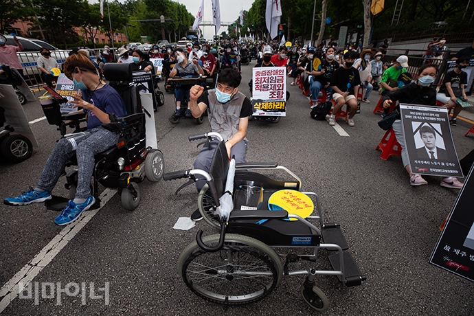 1일 오후 3시, 전국장애인차별철폐연대는 서울지방조달청 앞에서 결의대회를 열고, 장애등급제 ‘진짜’ 폐지를 향한 투쟁을 예고했다. 전국에서 천여 명 장애인활동가가 집결했다. 사진 박승원