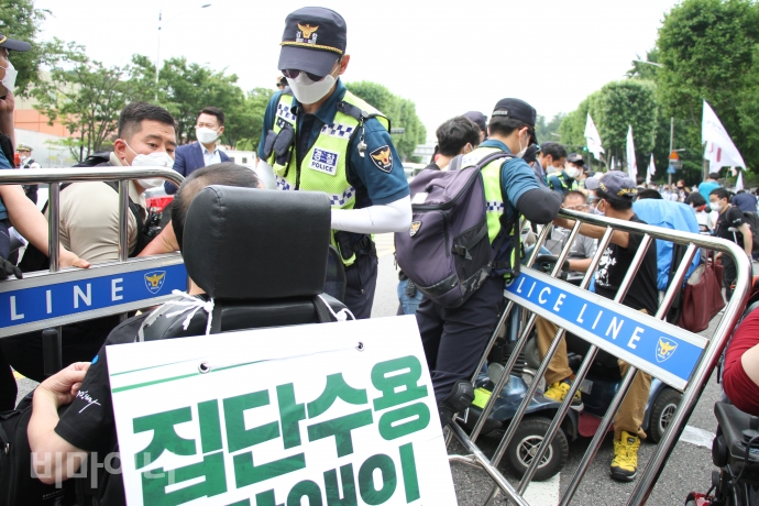 장애인 활동가들이 코로나19 방역을 위해 더 많은 공간이 필요하다며 공간 확대를 요청했지만 경찰은 이를 거부했다. 그러자 장애인 활동가들이 항의하며 직접 공간 확보에 나서면서 폴리스라인도 무너졌다. 사진 강혜민 