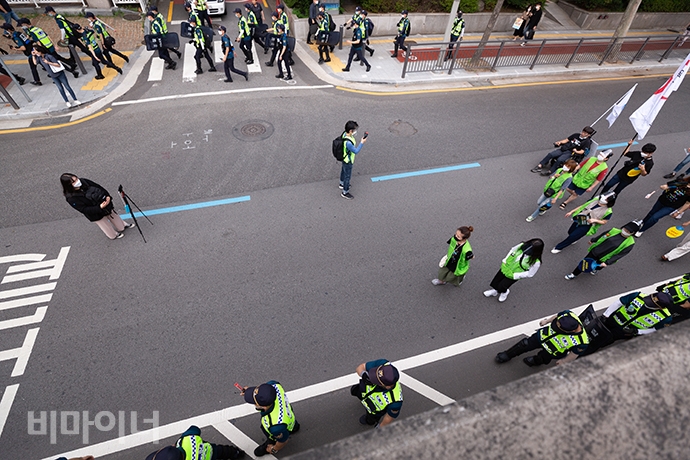 갈홍식 활동가가 열화상 카메라로 활동가들 체온을 확인하는 모습. 체온 37.5도를 넘어서면 귀가 조처를 한다. 사진 박승원