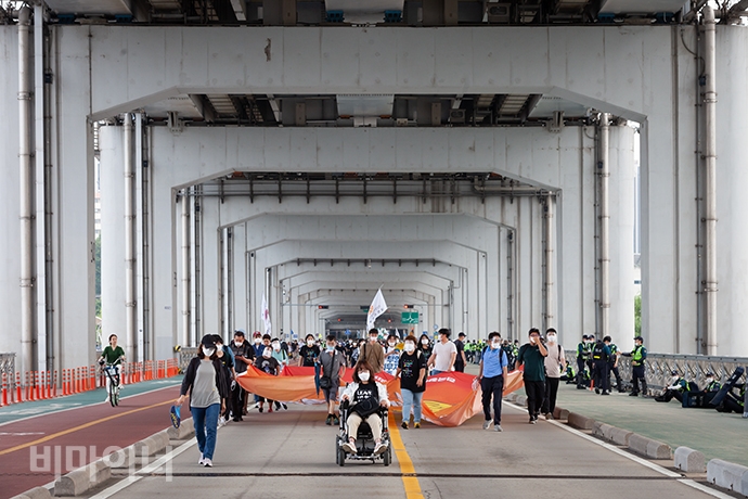 잠수교를 지나는 장애인활동가들. 천여 명 장애인 활동가들이 차로 한가운데를 행진하고 있다. 사진 박승원