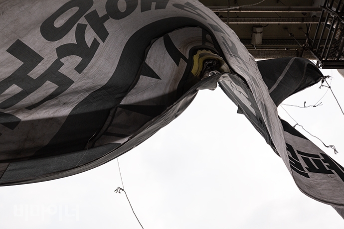 잠수교에 도착한 장애인 활동가들은 다리에 ‘장애등급제 진짜 폐지하라’ ‘부양의무자 기준 완전 폐지하라’ ‘장애인거주시설 폐쇄법 제정하라’ 등 현수막을 내걸었다. 사진 박승원