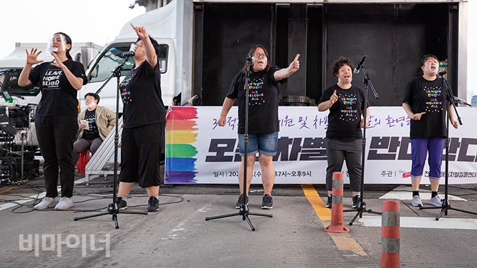 오후 7시 반부터는 잠수교에서 문화행사가 진행됐다. 일곱 빛깔 무지개가 문화공연을 하는 모습. 사진 박승원