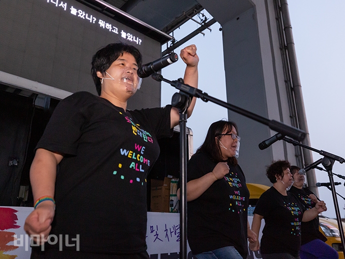 일곱 빛깔 무지개가 문화공연을 하고 있다. 무대 뒤로 보이는 LED 화면에서 ‘어디서 놀았니? 뭐하고 놀았니?’라는 가사가 띄워졌다. 사진 박승원