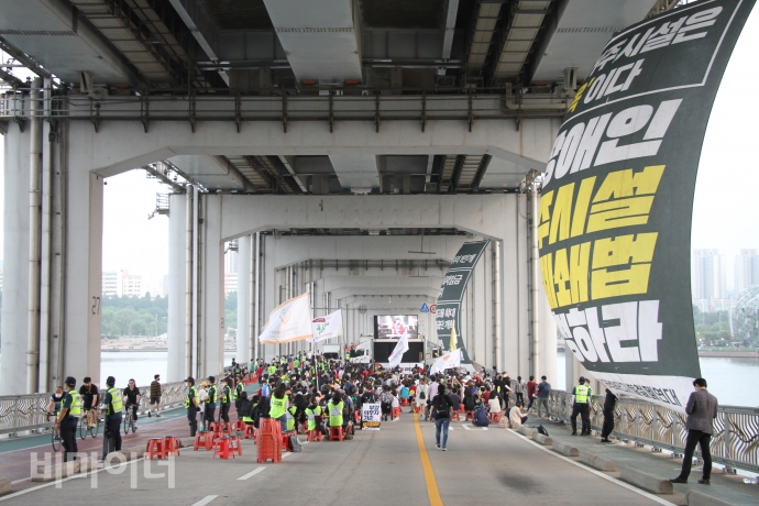 잠수교에서 진행하는 문화공연에 함께하는 활동가들. 사진 강혜민