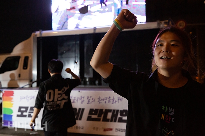 노들 몸짓패 야수가 문화공연을 하는 모습. 금문 노들야학 교사가 주먹을 쥐고 투쟁 자세를 취하고 있다. 사진 박승원