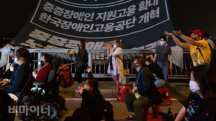 문화행사가 끝날 무렵 장애인 활동가들이 무대에 호응하고 있다. 사진 박승원