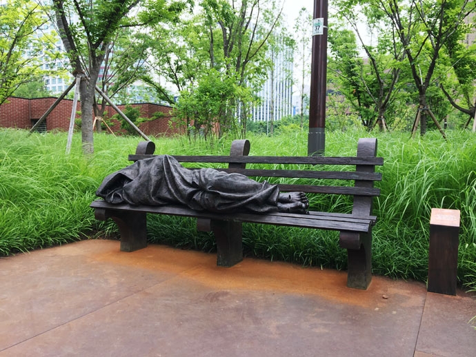 서소문공원의 청동상 ‘노숙자 예수’. 사진 김윤영 