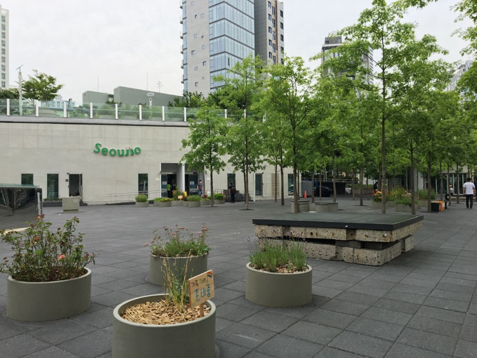 서울로7017 기점 공원에 있는 고가도로로 만든 평상. 사진 김윤영  