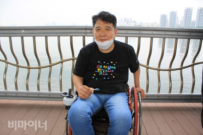 1일, 서울 조달청부터 잠수교까지 이어지는 전동행진에 안재성 무안장애인자립생활센터 소장이 참여하고 있다. 사진 이가연