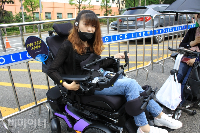 1일, 서울 조달청 앞에서 열린 ‘장애등급제 가짜 폐지 시행 1년 규탄대회’에 김상희 노들장애인자립생활센터 활동가가 참여하고 있다. 사진 이가연