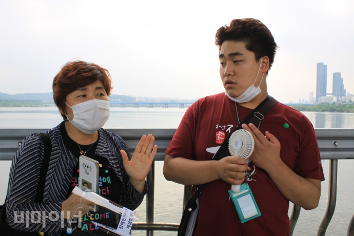 1일, 최명진 전국장애인부모연대 대전지부장과 그의 자녀 김성현 씨가 함께 행진에 참여하고 있다. 사진 이가연