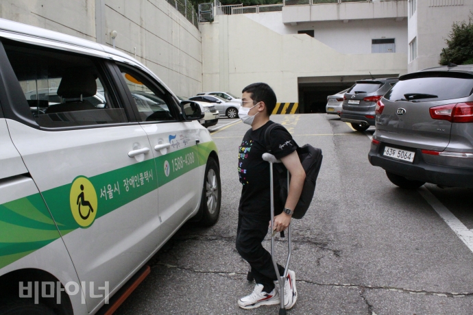 1일, 변재원 전국장애인차별철폐연대 정책국장이 서울시 장애인콜택시를 타고 있다. 사진 이가연