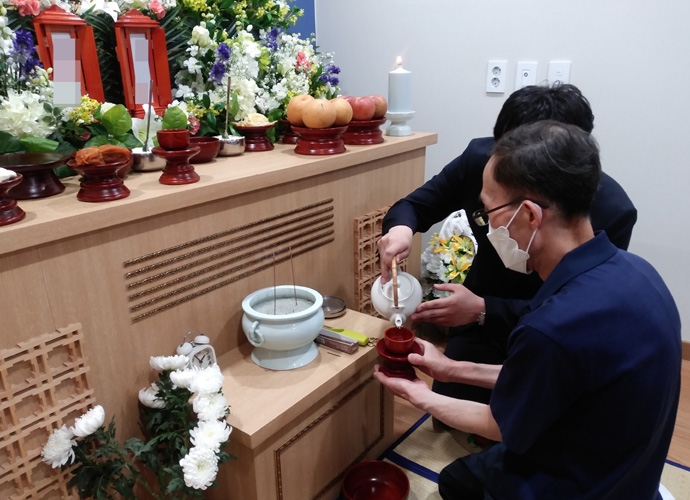 관계 단절 후 무연고 사망자가 된 큰형님의 장례식에 참석한 동생. 사진 나눔과나눔 관계 단절 후 무연고 사망자가 된 큰형님의 장례식에 참석한 동생. 사진 나눔과나눔