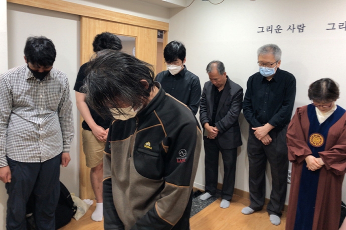 노숙인 시설에 거주했던 한 무연고 사망자 장례식에 생전에 가족처럼 지냈던 지인들이 참석했다. 사진 나눔과나눔 노숙인 시설에 거주했던 한 무연고 사망자 장례식에 생전에 가족처럼 지냈던 지인들이 참석했다. 사진 나눔과나눔