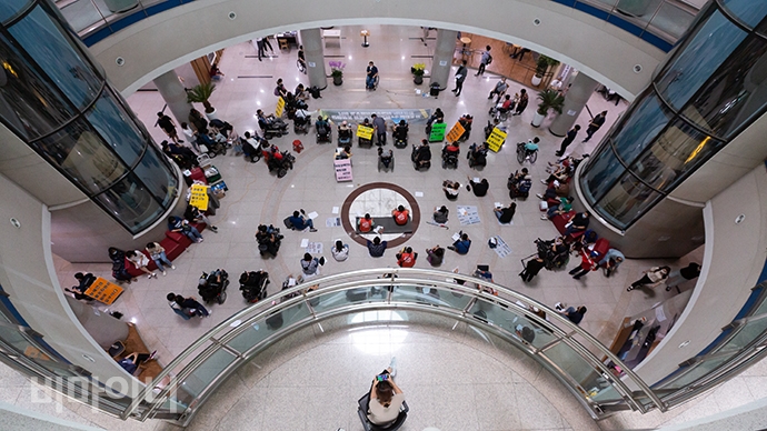 화성시장애인정책개악저지공동투쟁단 10일 오후 1시 화성시청 로비에서 ‘화성시 장애인 활동지원사업 개편 반대 기자회견’을 열었다. 이날 각지에서 100여 명 활동가가 모였다. 사진 박승원