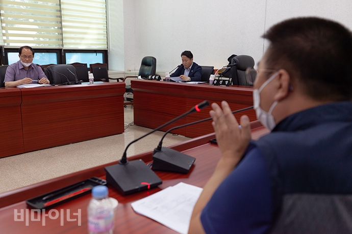 기자회견을 마친 화성공동투쟁단은 오후 3시 30분께 화성시 관계자와 면담을 했다. 권달주 경기장애인차별철폐연대 회장이 유창희 장애인복지과장에게 발언하는 모습. 사진 박승원