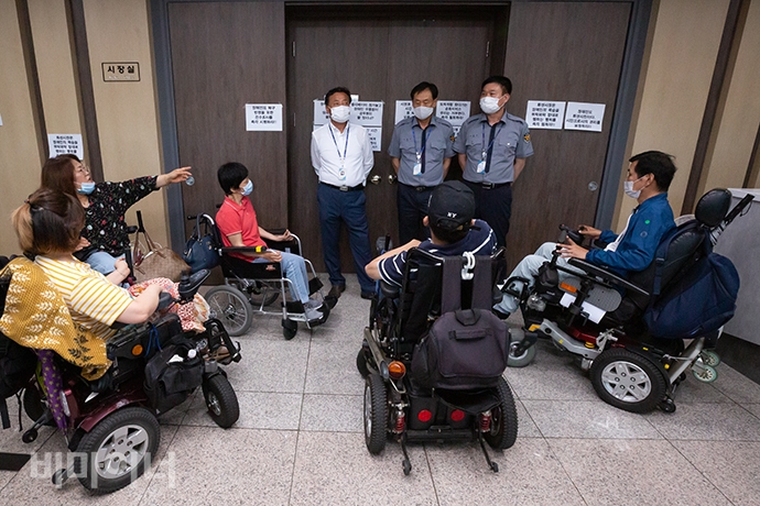 기자회견을 마친 화성공동투쟁단은 화성시청 2층 시장실 앞에 모여 서철모 시장과 면담을 촉구했다. 사진 박승원