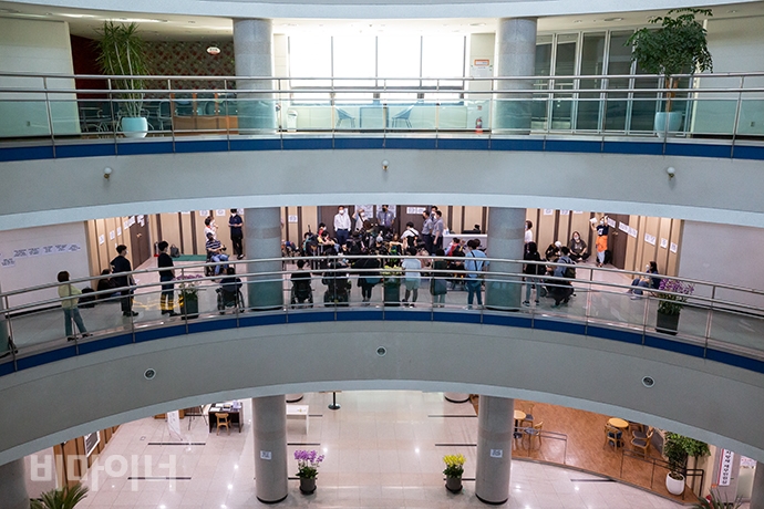 기자회견을 마친 화성공동투쟁단은 화성시청 2층 시장실 앞에 모여 서철모 시장과 면담을 촉구했다. 사진 박승원