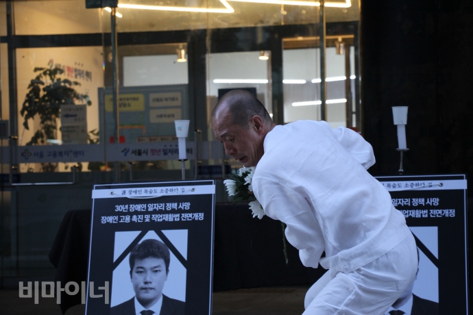 고 김재순 장애인 노동자가 세상을 떠난 지 49일이 하루 지난 10일, 서울 고용노동청 앞에서 장애인 노동자들이 모여 고용노동부 장관의 책임을 촉구하며 49재를 맞아 결의대회를 열었다. 이삼헌 무용가가 서울 고용노동청 앞에서 추모공연을 하고 있다. 사진 이가연