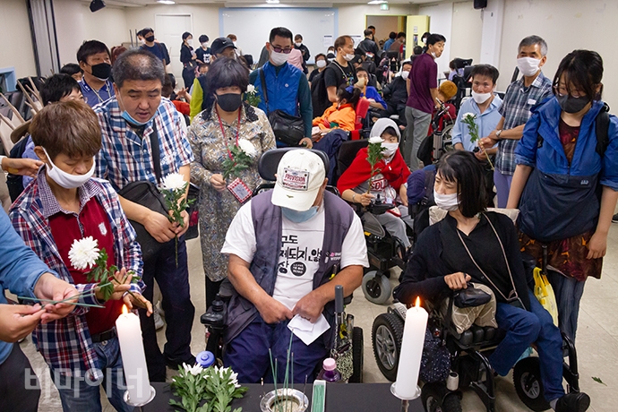 추모제를 마친 이들이 고 황정용 씨 영정 앞에 모여 헌화하고 있는 모습. 사진 박승원