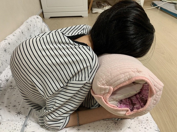 누워 자기 힘들어 베개를 안고 폴더 폰처럼 엎드려 잔다. 사진 배미영