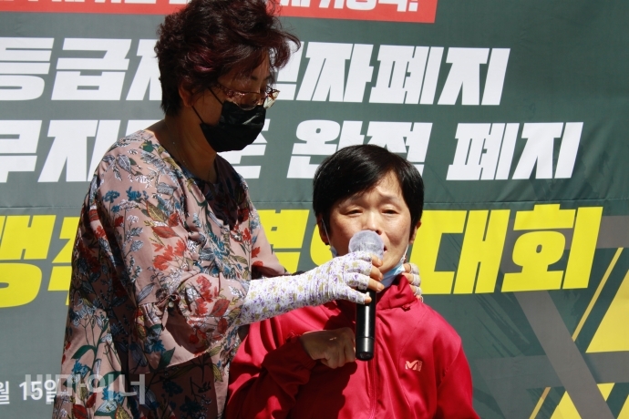 강복례 화성동부장애인자립생활센터 활동가가 발언을 하고 있다. 사진 이가연 강북례 화성동부장애인자립생활센터 활동가가 발언을 하고 있다. 사진 이가연