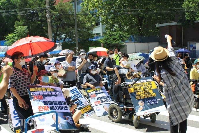 지민주 문화노동자가 공연을 하고 있다. 사진 이가연 지민주 문화노동자가 공연을 하고 있다. 사진 이가연